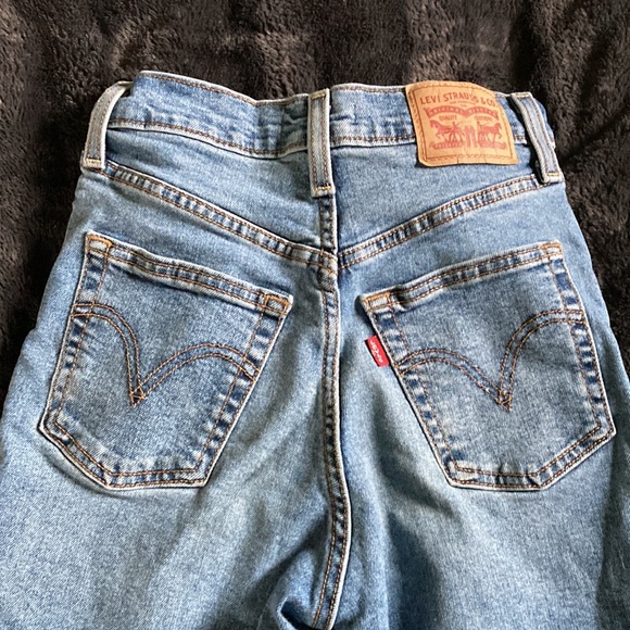 Levi’s light wash high waisted jeans - Picture 4 of 9